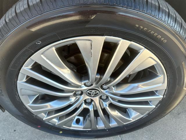 Photo of 2022 Blizzard Pearl Toyota Venza