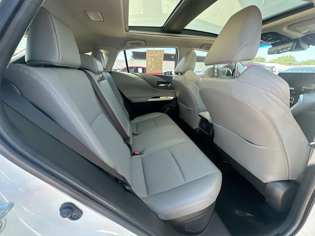 Photo of 2022 Blizzard Pearl Toyota Venza