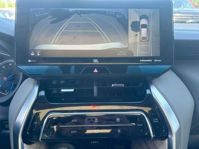 Photo of 2022 Blizzard Pearl Toyota Venza