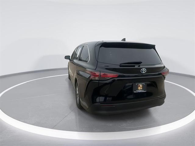 Photo of 2022 Midnight Black Metallic Toyota Sienna