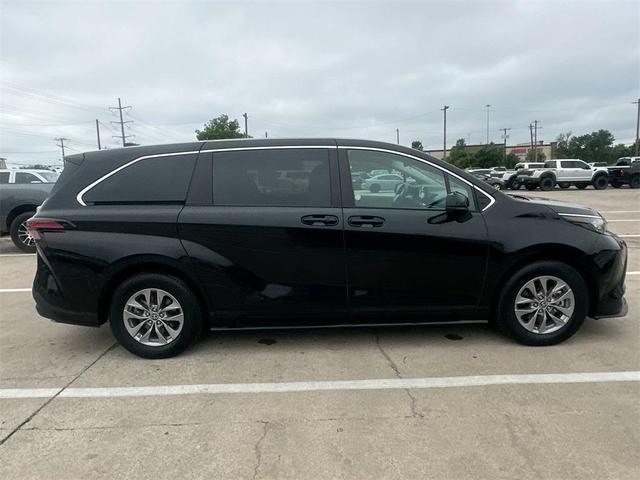 Photo of 2022 Midnight Black Metallic Toyota Sienna