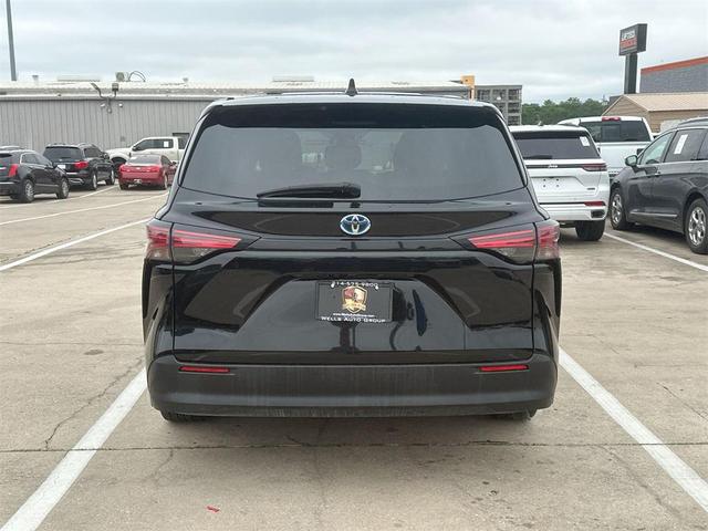 Photo of 2022 Midnight Black Metallic Toyota Sienna