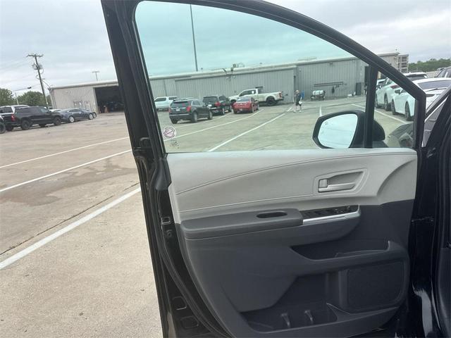 Photo of 2022 Midnight Black Metallic Toyota Sienna