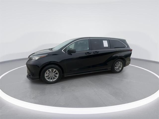 Photo of 2022 Midnight Black Metallic Toyota Sienna