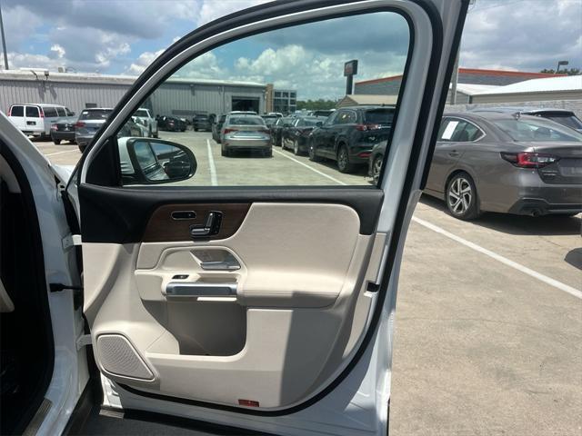 Photo of 2023 Polar White Mercedes-Benz GLB 250