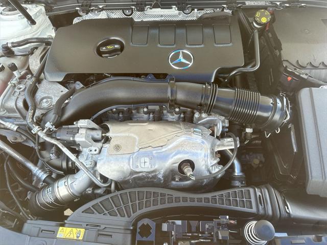 Photo of 2023 Polar White Mercedes-Benz GLB 250