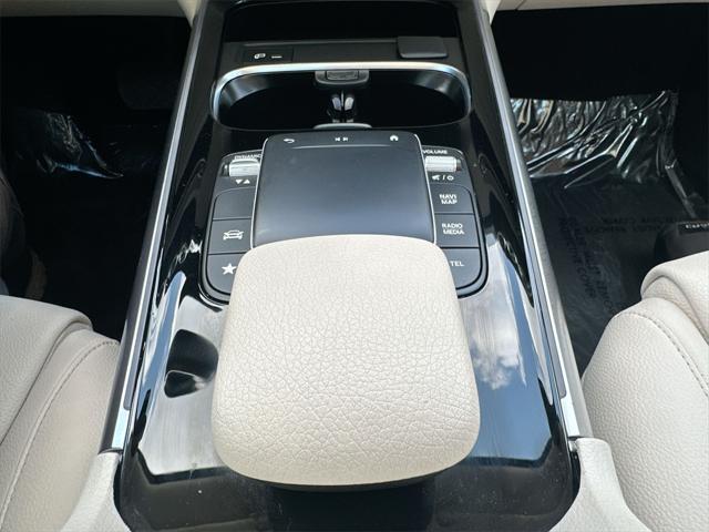 Photo of 2023 Polar White Mercedes-Benz GLB 250