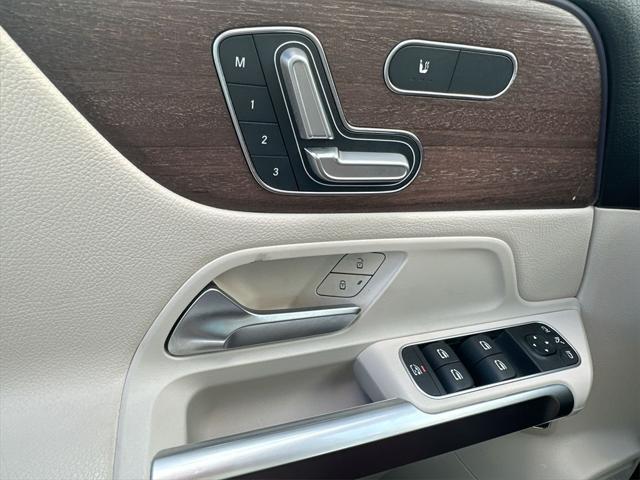 Photo of 2023 Polar White Mercedes-Benz GLB 250