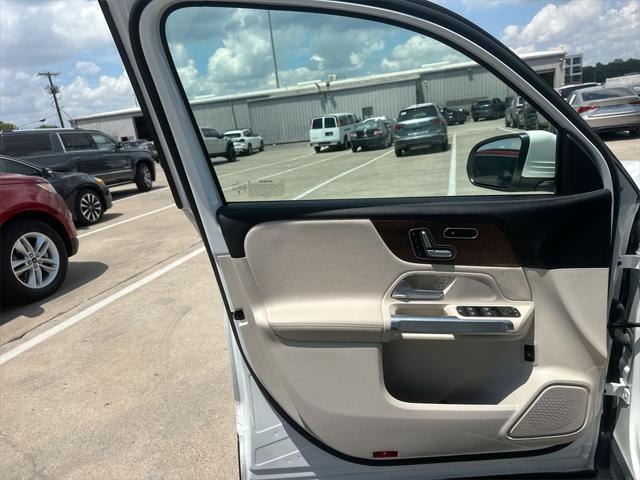 Photo of 2023 Polar White Mercedes-Benz GLB 250