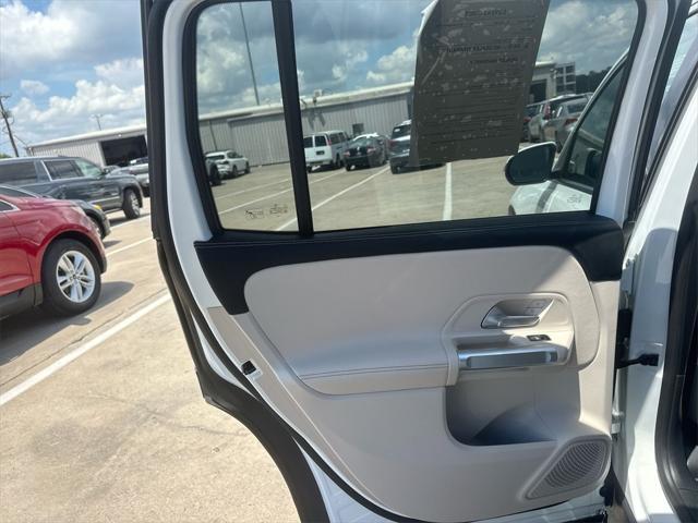 Photo of 2023 Polar White Mercedes-Benz GLB 250