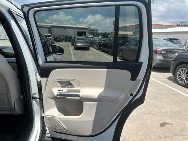 Photo of 2023 Polar White Mercedes-Benz GLB 250
