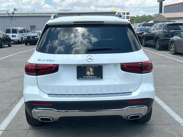 Photo of 2023 Polar White Mercedes-Benz GLB 250