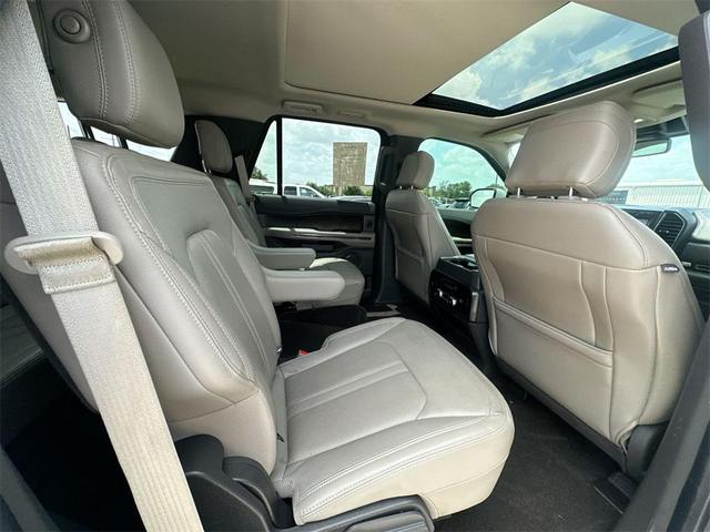 Photo of 2019 White Platinum Metallic Tri-Coat Ford Expedition
