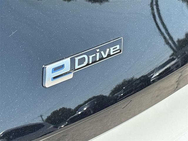 Photo of 2019 Crystal White Pearl Metallic w/BMW i Frozen Blue BMW i8