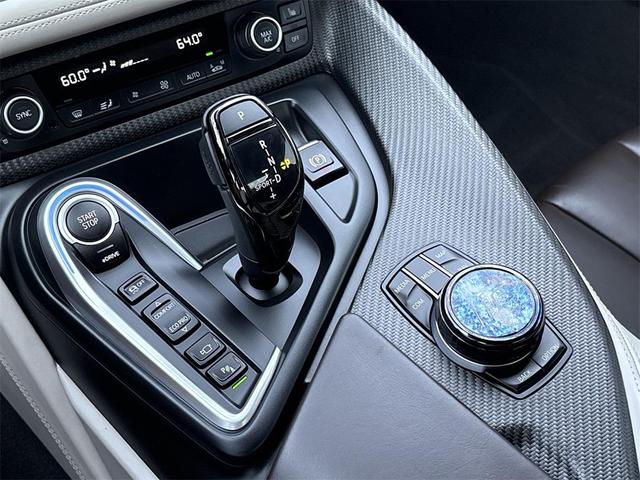 Photo of 2019 Crystal White Pearl Metallic w/BMW i Frozen Blue BMW i8