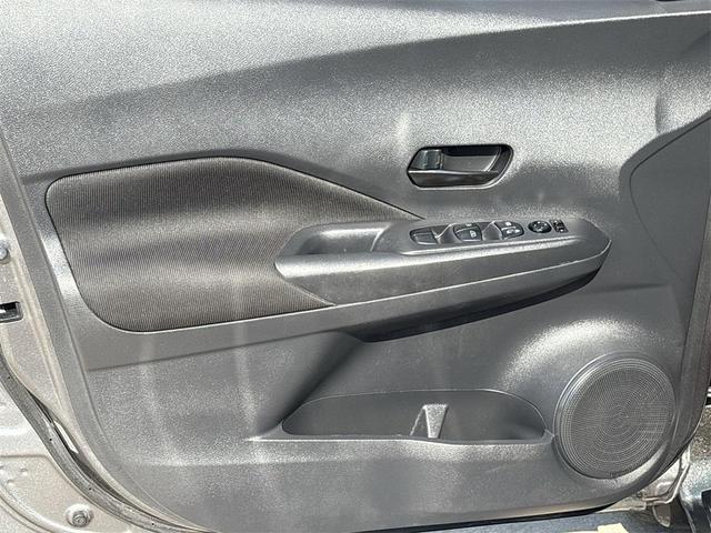 Photo of 2021 Gun Metallic Nissan Kicks