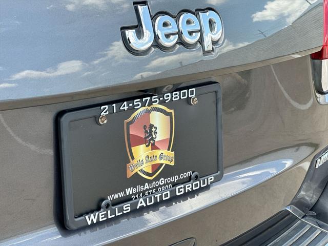 Photo of 2015 Granite Crystal Metallic Clearcoat Jeep Grand Cherokee