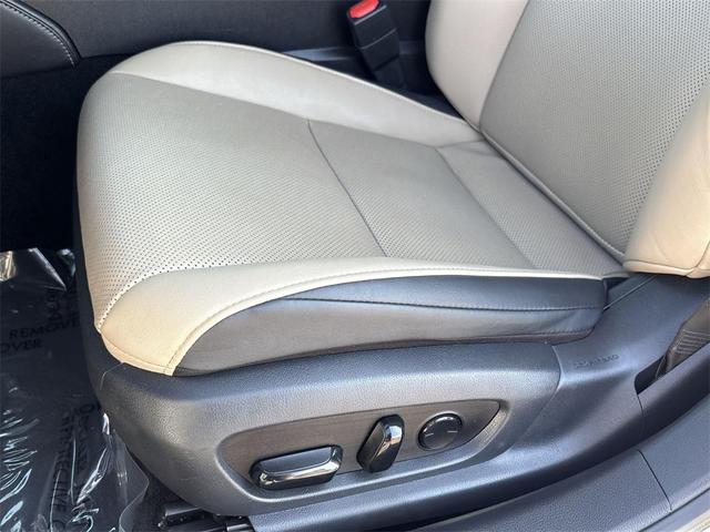 Photo of 2019 White Pearl Lexus ES 350