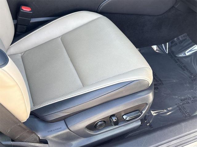 Photo of 2019 White Pearl Lexus ES 350
