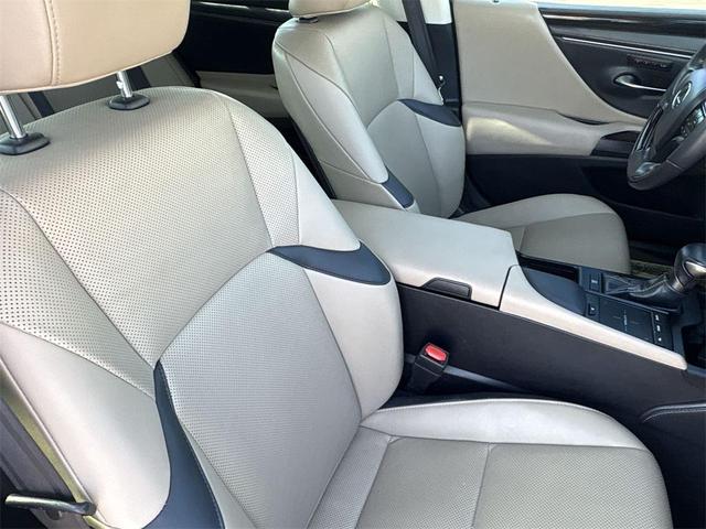 Photo of 2019 White Pearl Lexus ES 350