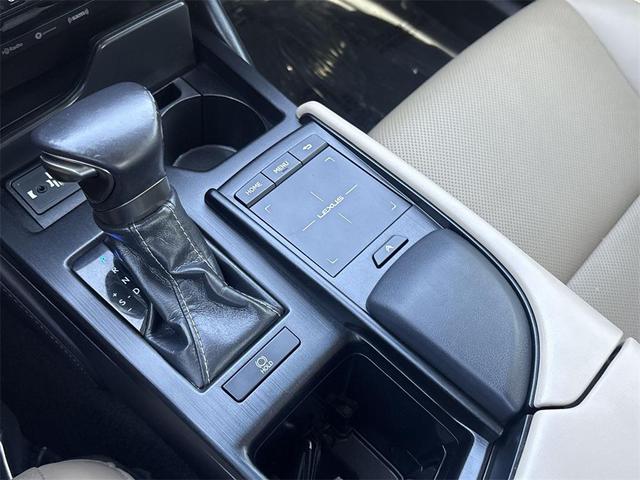 Photo of 2019 White Pearl Lexus ES 350