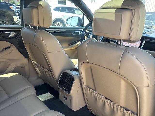 Photo of 2022 Night Blue Metallic Porsche Macan