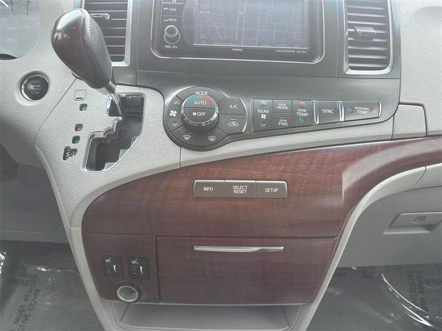 Photo of 2014 Black Toyota Sienna