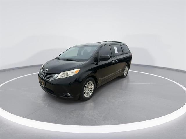 Photo of 2014 Black Toyota Sienna
