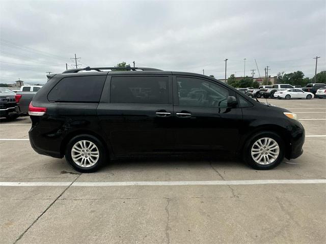 Photo of 2014 Black Toyota Sienna