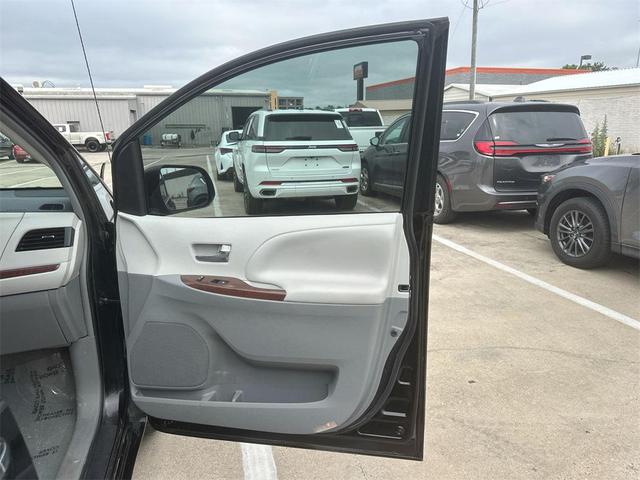Photo of 2014 Black Toyota Sienna