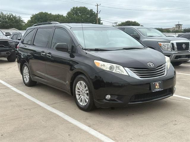 Photo of 2014 Black Toyota Sienna