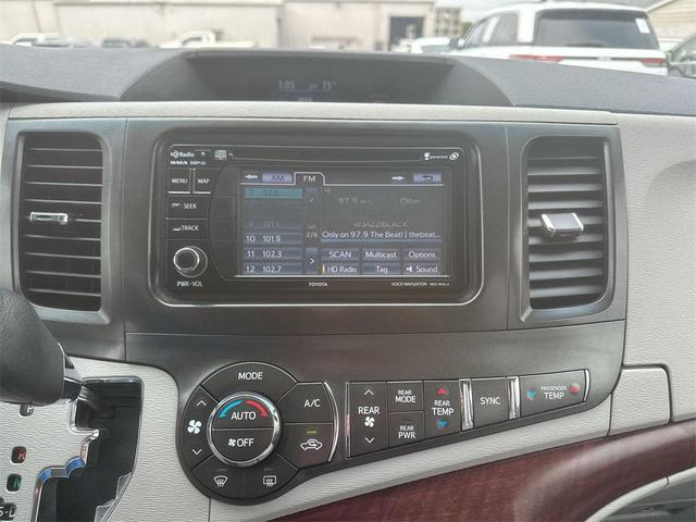 Photo of 2014 Black Toyota Sienna