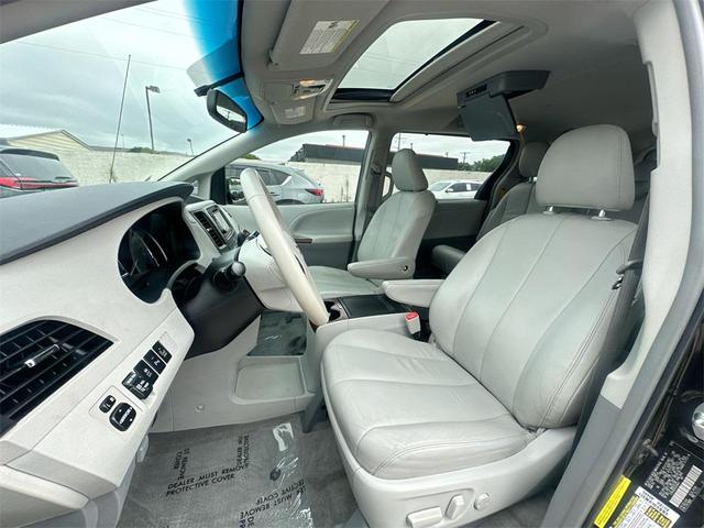 Photo of 2014 Black Toyota Sienna