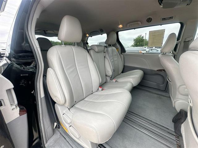 Photo of 2014 Black Toyota Sienna