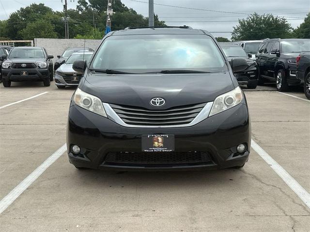 Photo of 2014 Black Toyota Sienna