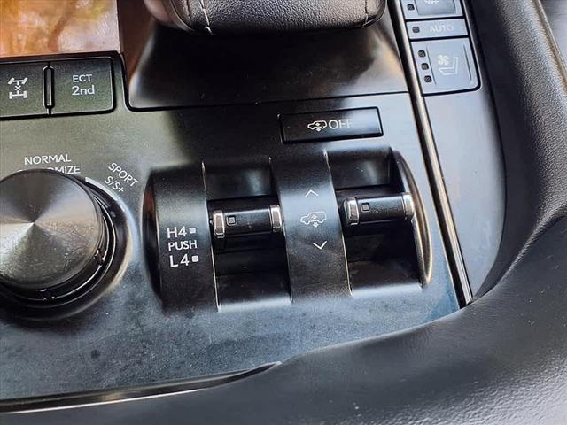 Photo of 2019 Eminent White Pearl Lexus LX 570