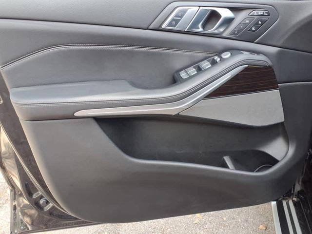 Photo of 2019 Black Sapphire Metallic BMW X7