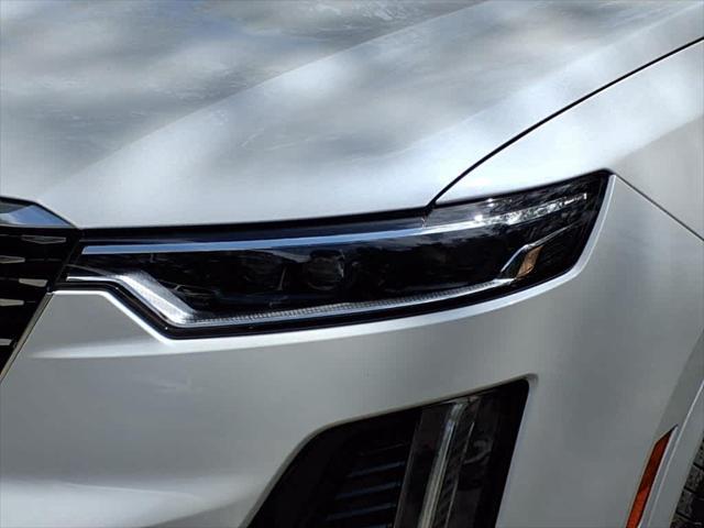 Photo of 2023 Crystal White Tricoat Cadillac XT6