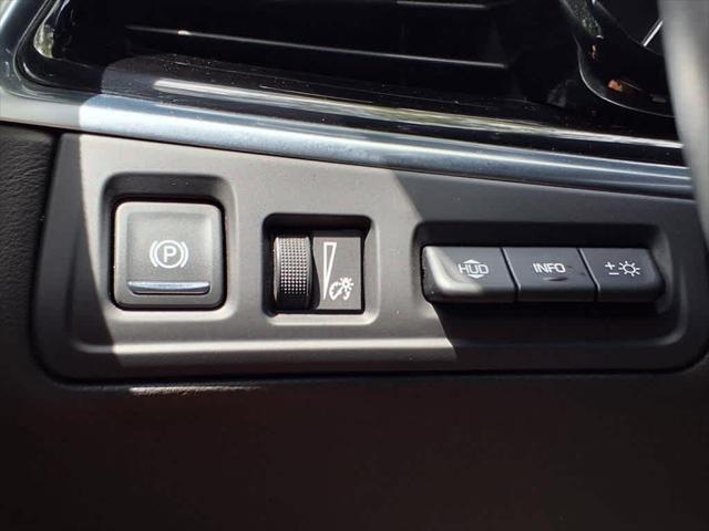 Photo of 2023 Crystal White Tricoat Cadillac XT6