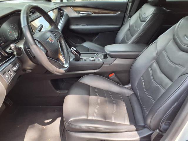 Photo of 2023 Crystal White Tricoat Cadillac XT6