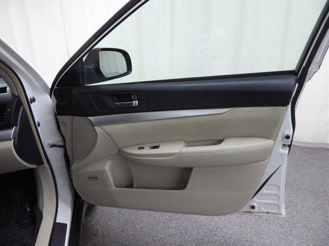 Photo of 2010 Satin White Pearl Subaru Outback
