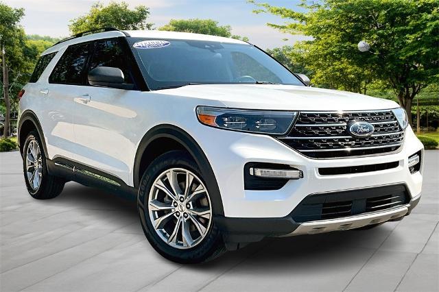 Photo of 2022 STAR WHITE MET TRI-COAT Ford Explorer