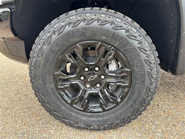Photo of 2025 Summit White Chevrolet Silverado 1500