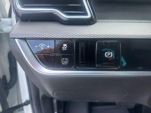 Photo of 2023 Snow White Pearl Kia Sportage Hybrid