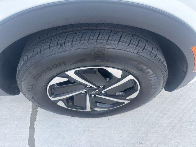 Photo of 2023 Snow White Pearl Kia Sportage Hybrid
