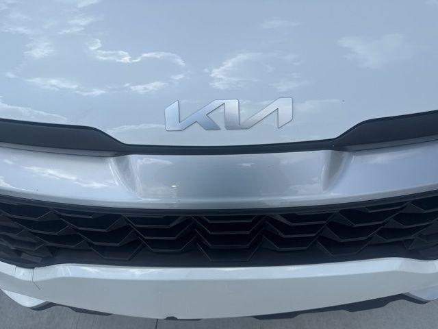 Photo of 2023 Snow White Pearl Kia Sportage Hybrid