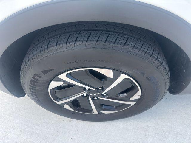 Photo of 2023 Snow White Pearl Kia Sportage Hybrid