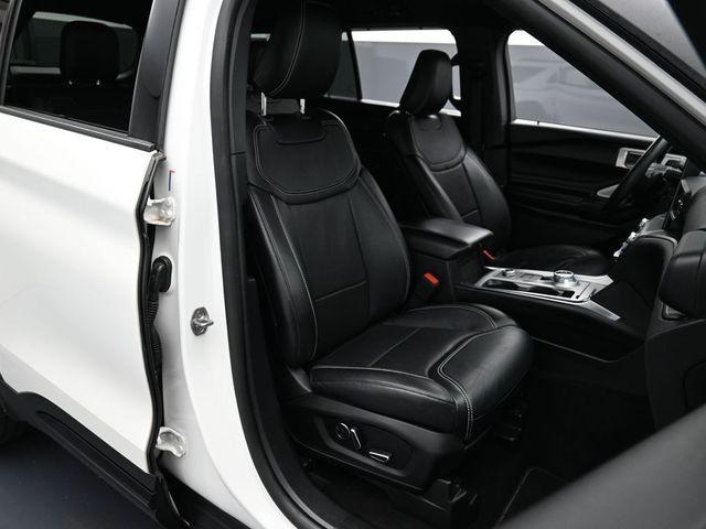 Photo of 2020 White Metallic Ford Explorer