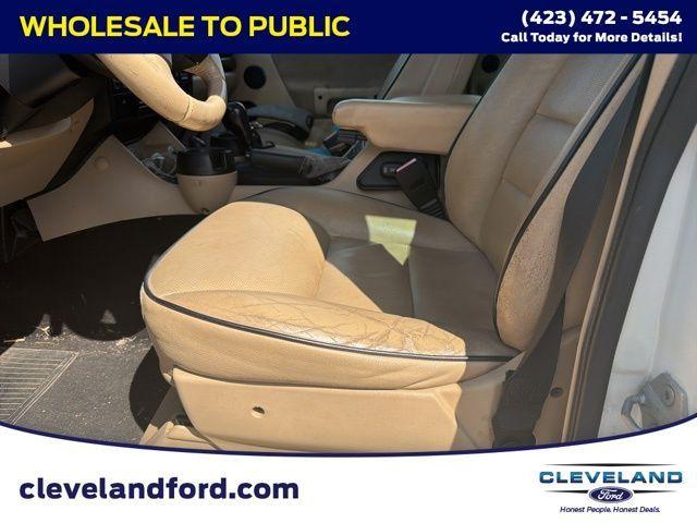 Photo of 2004 White Land Rover Discovery