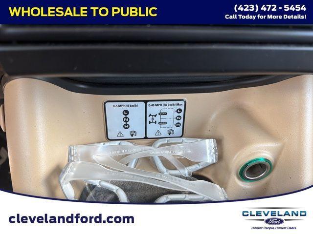 Photo of 2004 White Land Rover Discovery
